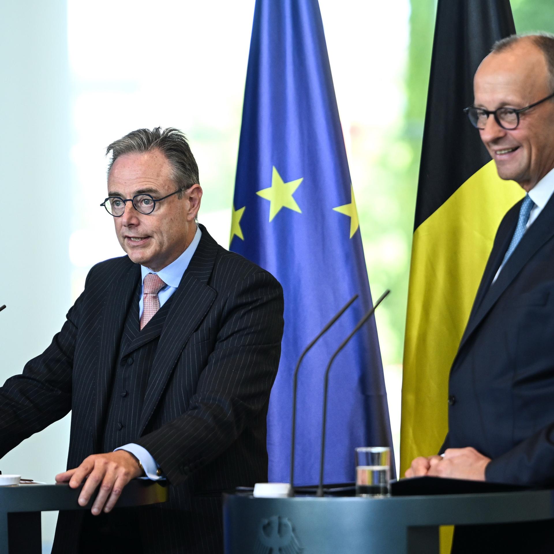 Berlin: Bundeskanzler Friedrich Merz (CDU) und der belgische Ministerpräsident Bart de Wever (l) geben eine Pressekonferenz. 
