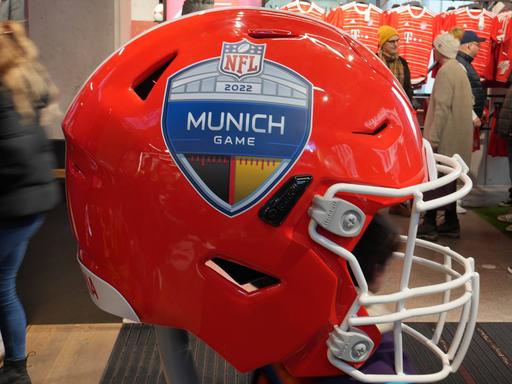 NFL, American Football Herren, USA International Series-Munich City Scenes Nov 12, 2022 Munich, Germany A large helmet with the 2022 NFL Munich Game logo at the FC Bayern store. Munich Germany, EDITORIAL USE ONLY PUBLICATIONxINxGERxSUIxAUTxONLY Copyright: xKirbyxLeex 20221112_lbm_al2_022
