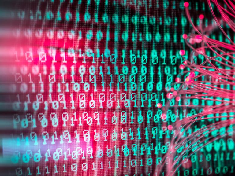Rosa leuchtendes Glasfaserkabel zeigt auf binären Computercode Rosa leuchtendes Glasfaserkabel zeigt auf binären Computercode