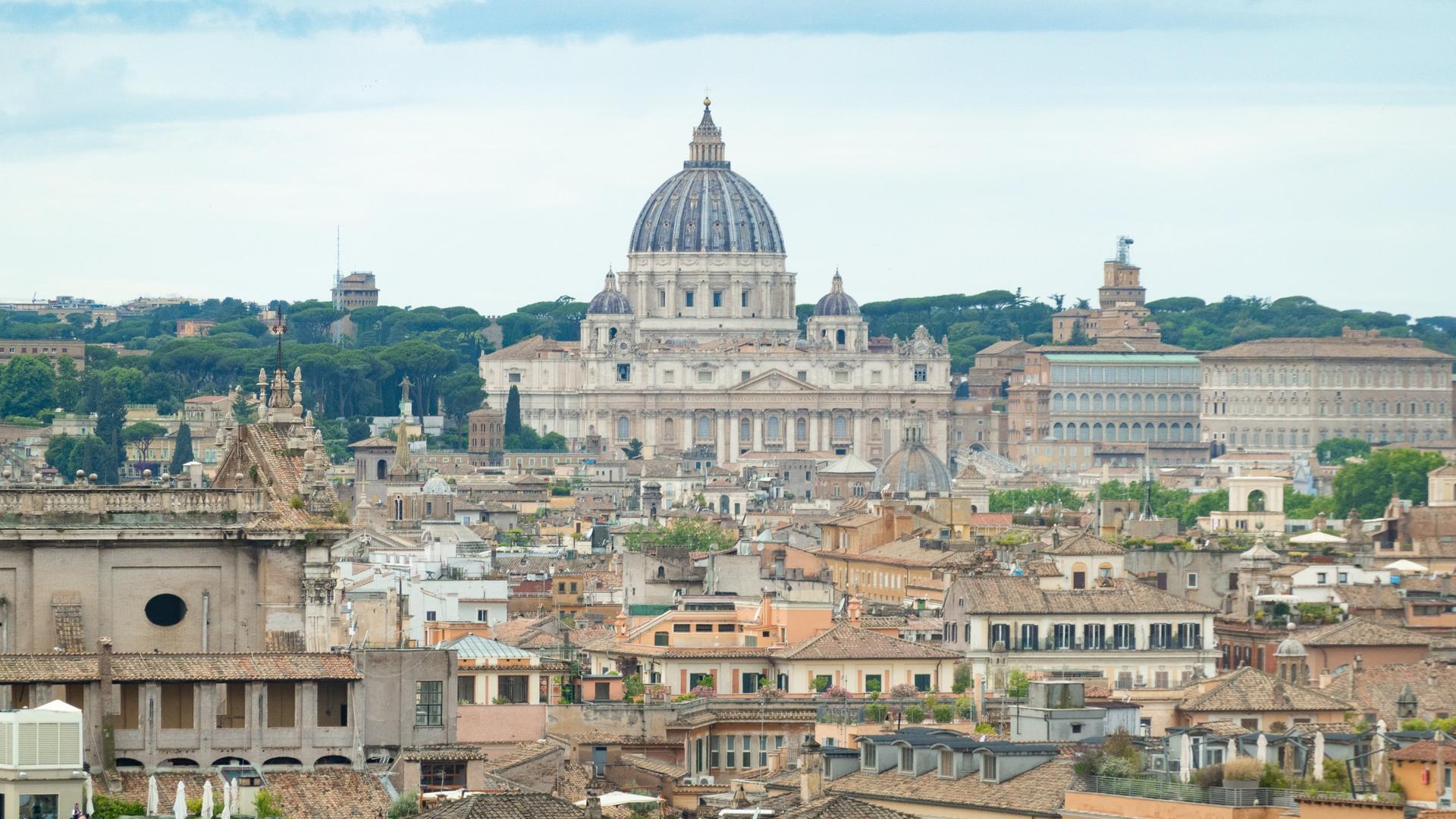 Panoramablick auf den Vatikan mit dem Petersdom in Rom, Italien.