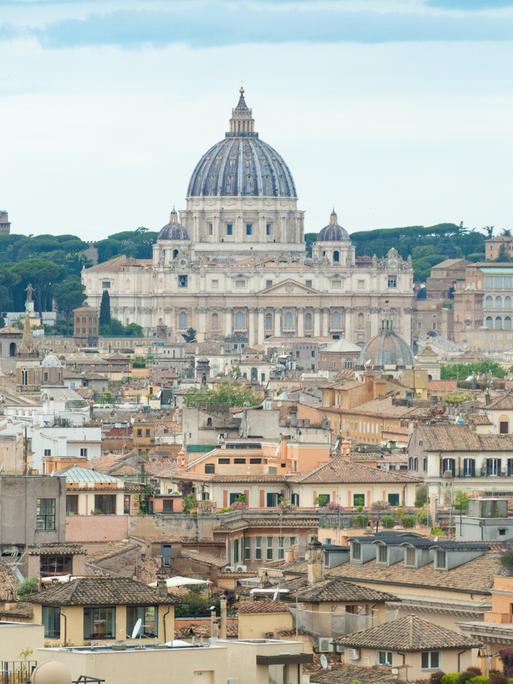 Panoramablick auf den Vatikan mit dem Petersdom in Rom, Italien.