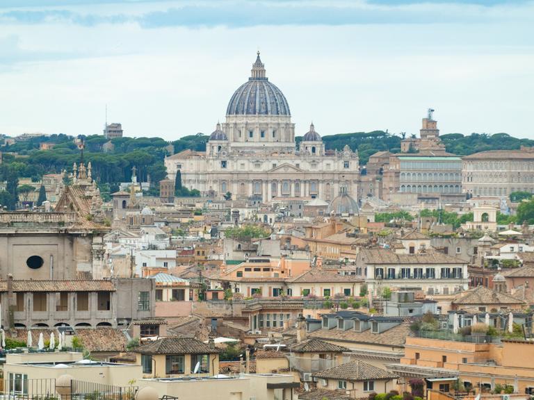 Panoramablick auf den Vatikan mit dem Petersdom in Rom, Italien.