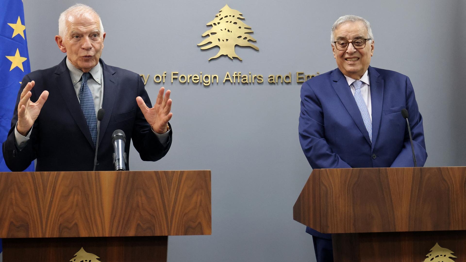 Der EU-Außenbeauftragte Josep Borrell und der libanesische Außenminister Buhabib stehen nebeneinander an Pulten. Borrell gestikuliert und spricht. Der EU-Außenbeauftragte Josep Borrell und der libanesische Außenminister Buhabib stehen nebeneinander an Pulten. Borrell gestikuliert und spricht.