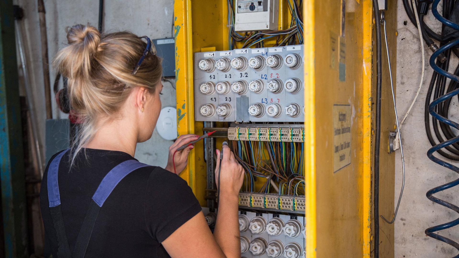 Bamberg, Deutschland 13. Oktober 2021: Eine Frau arbeitet im Beruf als Elektrikerin in einem Handwerksbetrieb als Fachkr