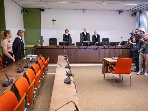 Bayern, München: Leonhard Walischewski (2.v.l.), Rechtsanwalt von Ex-Fußballnationalspieler Jerome Boateng, steht zu Prozessbeginn an seinem Platz im Gerichtssaal des Landgericht München II. Der Angeklagte Fussballspieler ist bei dem Prozess nicht anwesend.