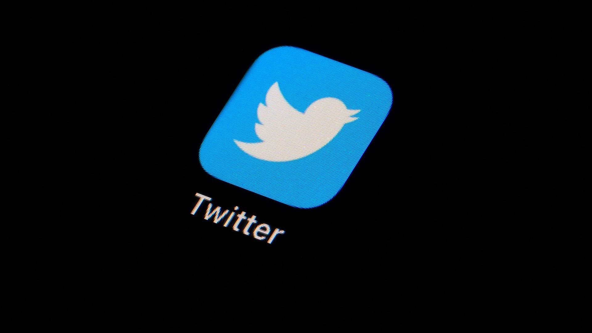 Das Logo der App des Social Networks Twitter auf einem Smartphone-Display. 