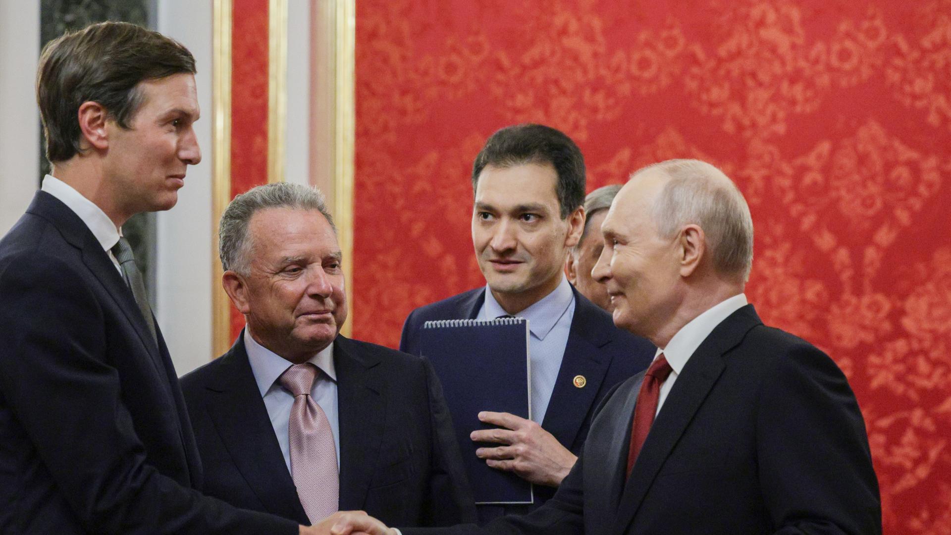 Das Foto zeigt den russischen Präsidenten Wladimir Putin (r), der die US-Gesandten Steve Witkoff (zweiter von links) und Jared Kushner (ganz links) im Kreml begrüßt. 