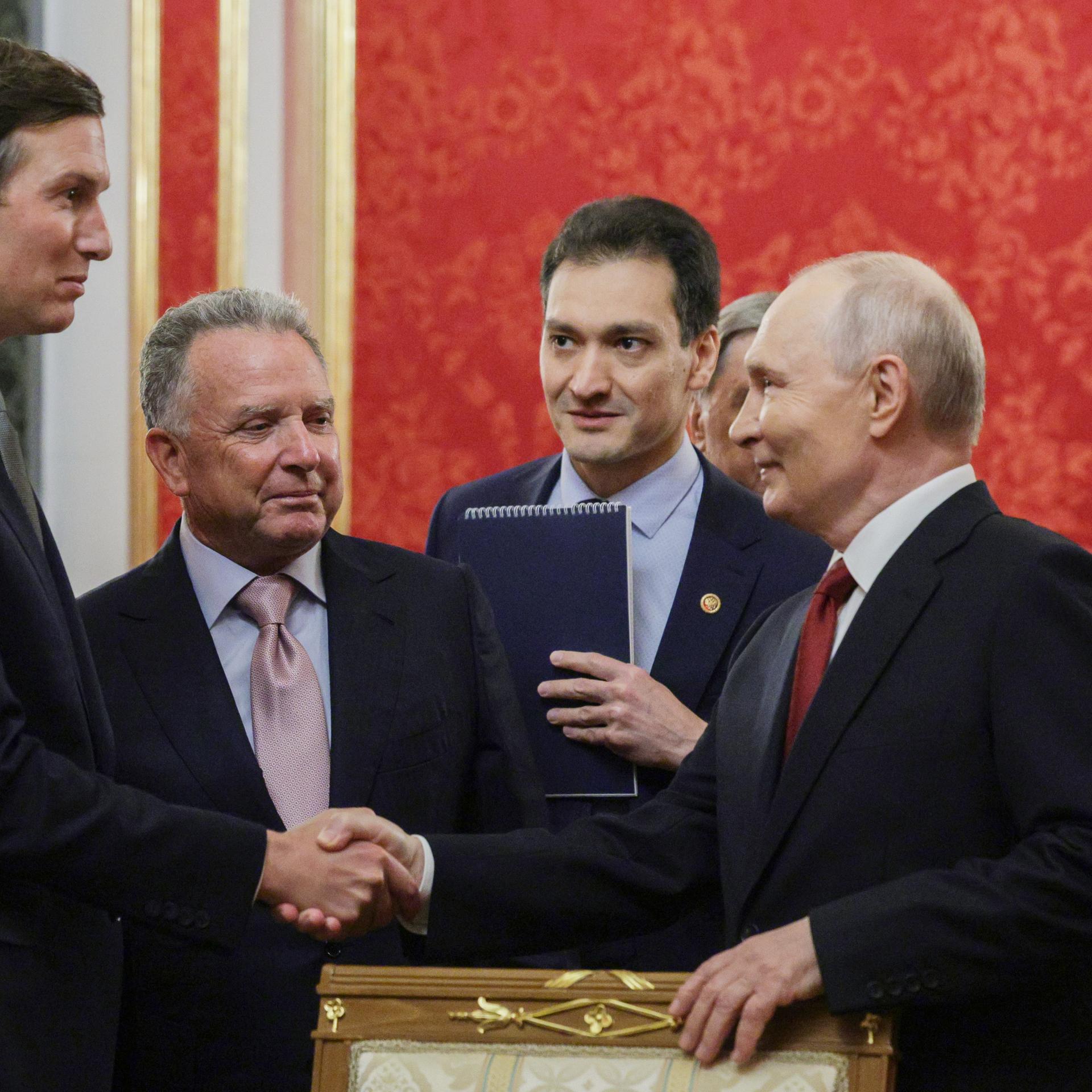 Das von der staatlichen russischen Agentur Sputnik via AP veröffentlichte Foto zeigt den russischen Präsidenten Wladimir Putin (r), der die US-Gesandten Steve Witkoff (zweiter von links) und Jared Kushner (ganz links) begrüßt. 