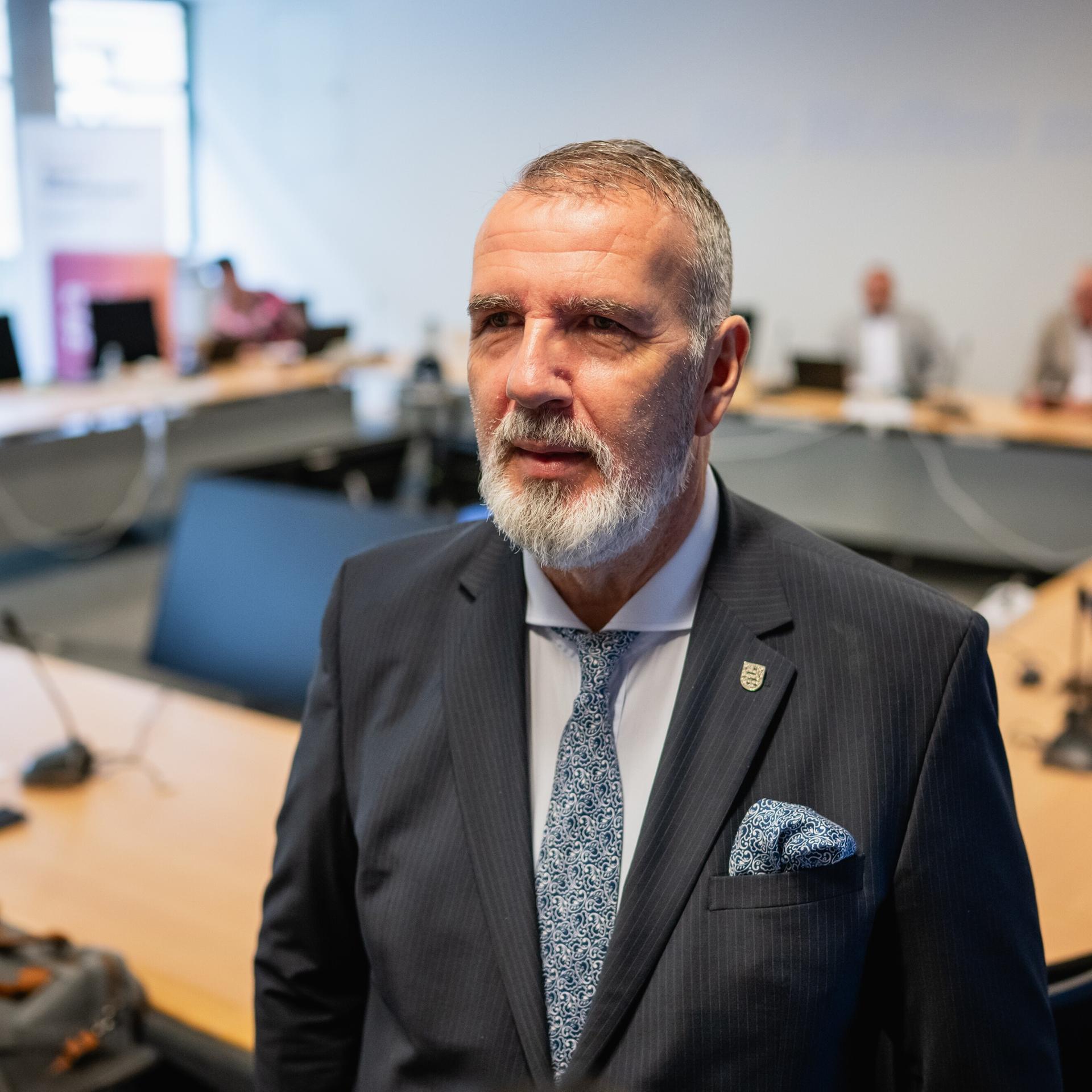 Der Thüringer Digitalminister Steffen Schütz (BSW), aufgenommen vor Beginn der BSW-Fraktionssitzung im Thüringer Landtag.