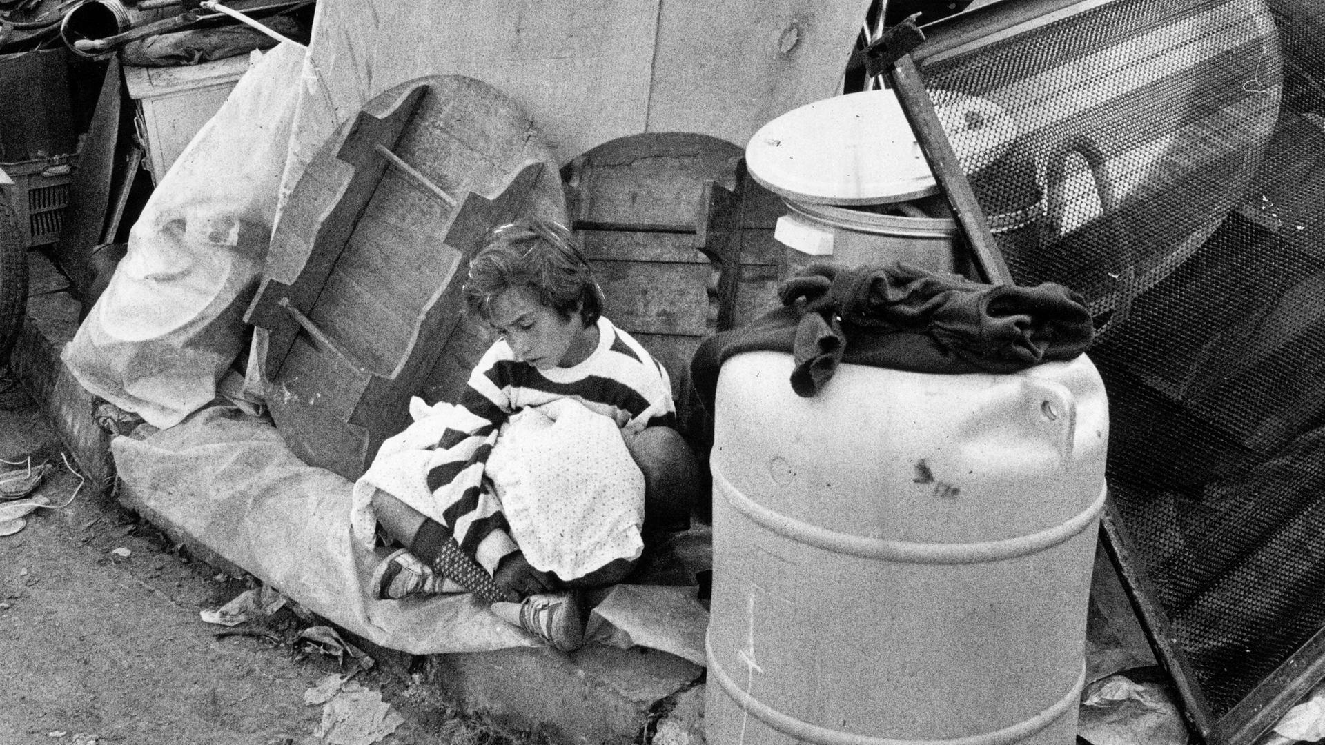 Ein Junge sitzt am 22. Juni 1989 in Kapikule an der Grenze zur Türkei