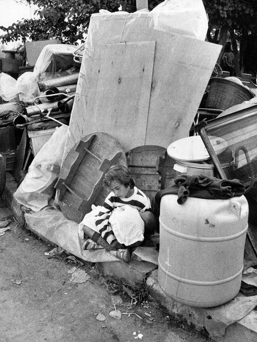 Ein Junge sitzt am 22. Juni 1989 in Kapikule an der Grenze zur Türkei