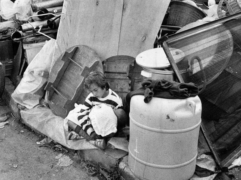 Ein Junge sitzt am 22. Juni 1989 in Kapikule an der Grenze zur Türkei
