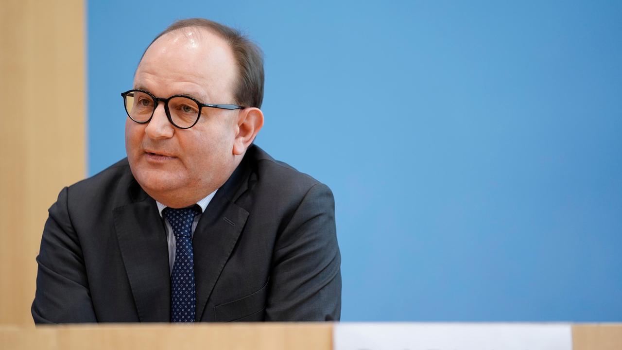 Ottmar Edenhofer sitzt in der Bundespressekonferenz in Berlin bei der Vorstellung des ersten Jahresgutachtens der Wissenschaftsplattform Klimaschutz auf dem Podium.