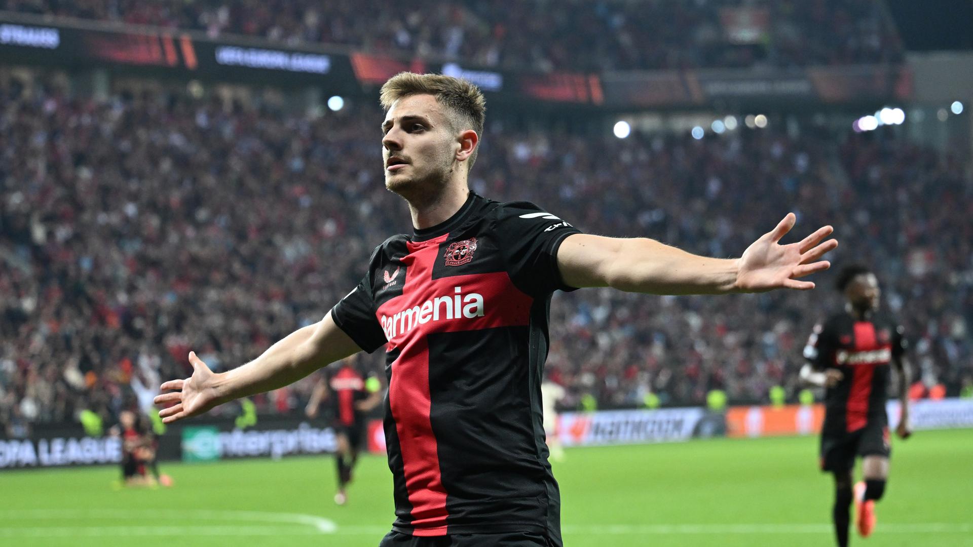 Szene aus dem Fußball-Spiel der Europa League, Bayer Leverkusen gegen AS Rom: Leverkusens Josip Stanisic jubelt über sein Tor zum 2:2.