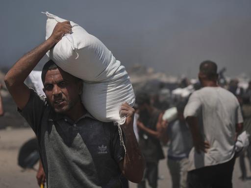 Ein Palästinenser in Gaza trägt einen Sack Mehl aus den Hilfslieferungen, die die Krisenregion erreichten. 