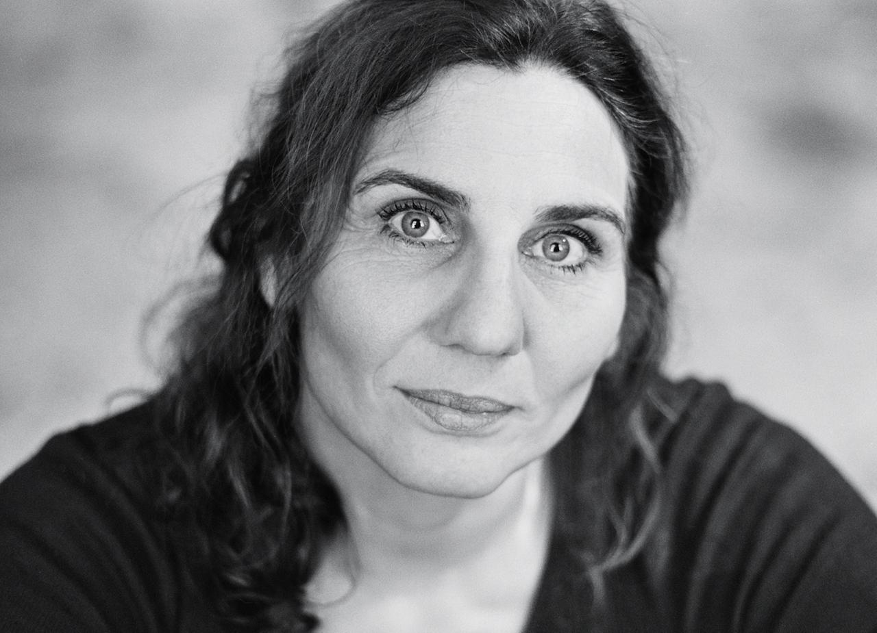 Ein Schwarz-Weiß-Porträt von Katrin Zipse.