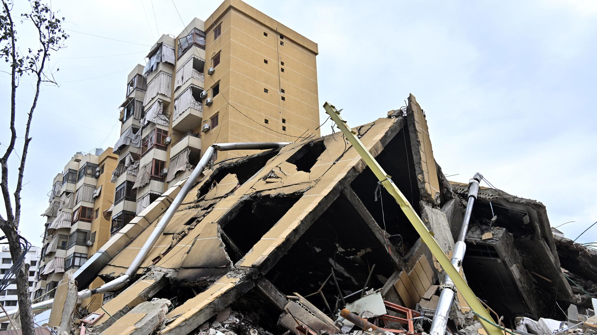 Blick auf die Trümmer eines von der israelischen Armee völlig zerstörten Wohngebäudes in der libanesischen Hauptstadt Beirut.