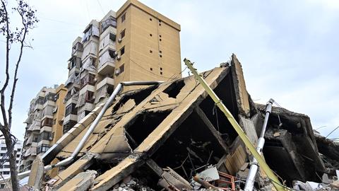 Blick auf die Trümmer eines von der israelischen Armee völlig zerstörten Wohngebäudes in der libanesischen Hauptstadt Beirut.