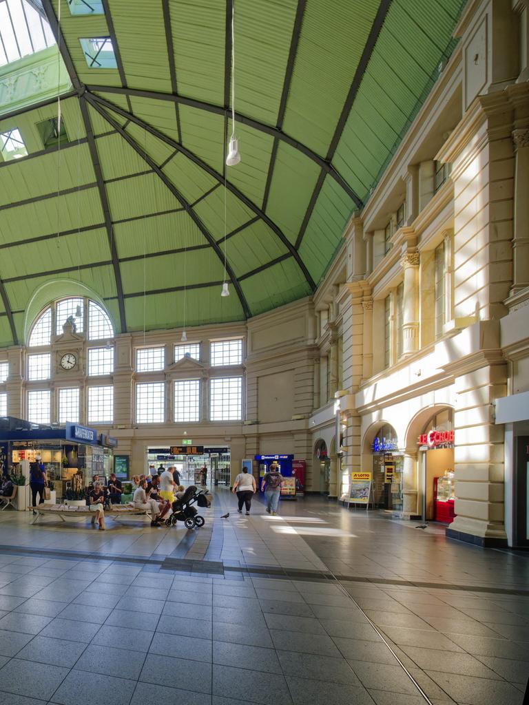 Das Empfangsgebäude im Hauptbahnhof Halle (Saale)