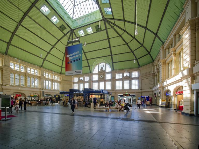 Das Empfangsgebäude im Hauptbahnhof Halle (Saale)