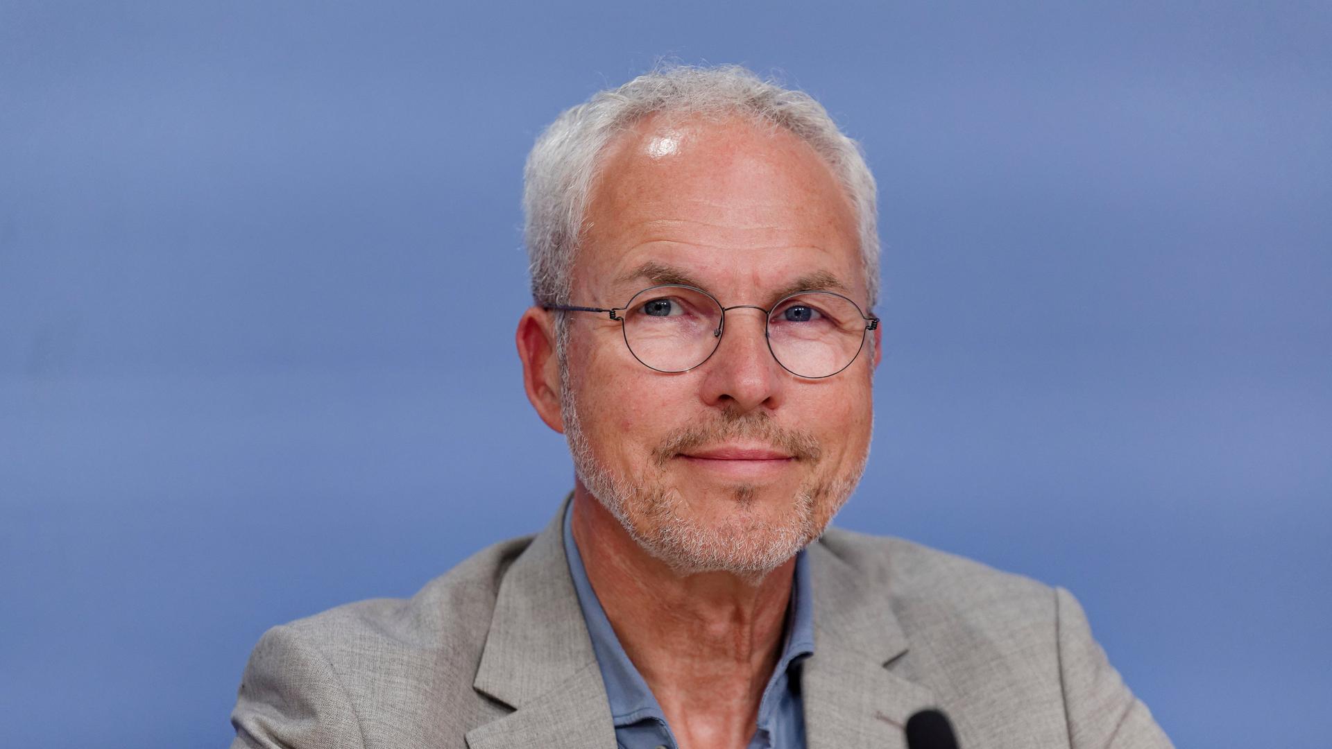 Dr. Stefan Gronemeyer, Vorstandsvorsitzender Medizinischer Dienst Bund, lächelt in die Kamera. 