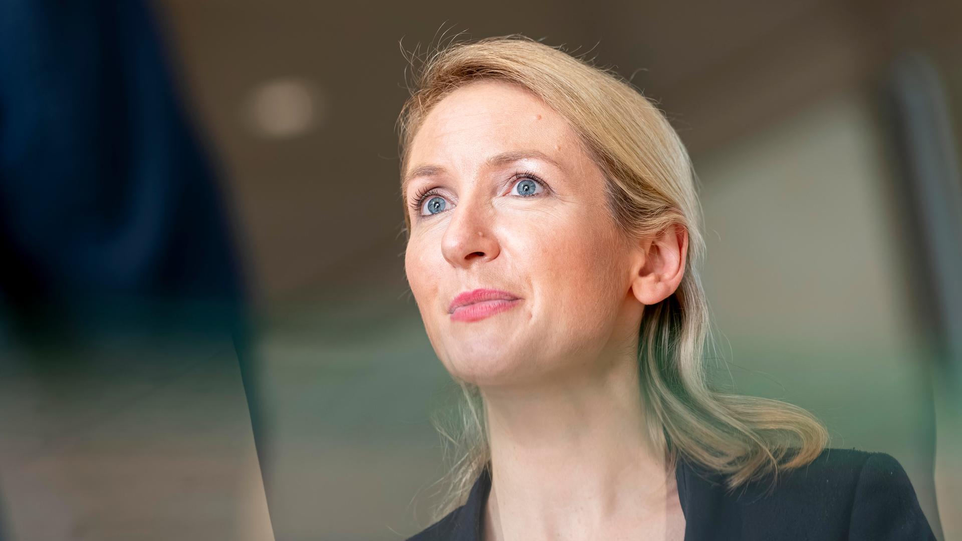 Interview im Deutschen Bundestag mit Ines Schwerdtner (Die Linke) zu Themen: Sozialabbau der Bundesregierung und der Geburtstagsfeier von Putin mit Gerhard Schröder als Gast (09.10.2026)