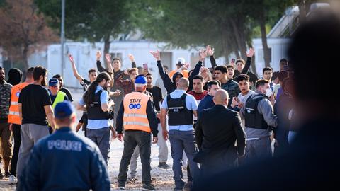 Bewohner des Flüchtlingslagers in Malakasa in Griechenland reagieren sehr emotional auf den Besuch von Bundespräsident Steinmeier bei der Registrierungs- und Aufnahmeeinrichtung für Geflüchtete.