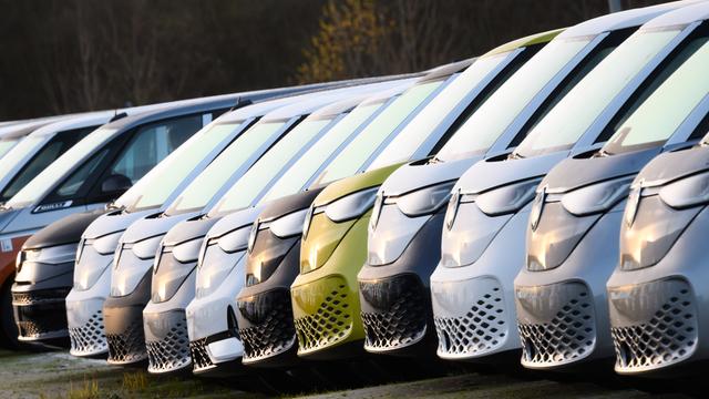 Neue Autos von VW stehen in einer Reihe.