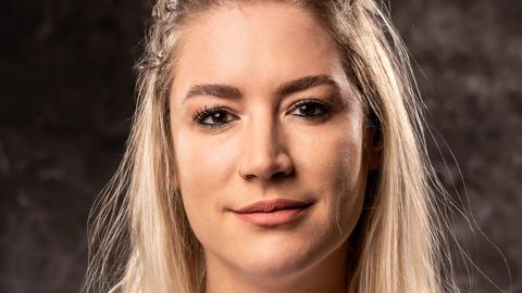 Porträt von Franziska Böhler, einer junge Frau mit blondem, schulterlangem Haar im weißen T-Shirt.