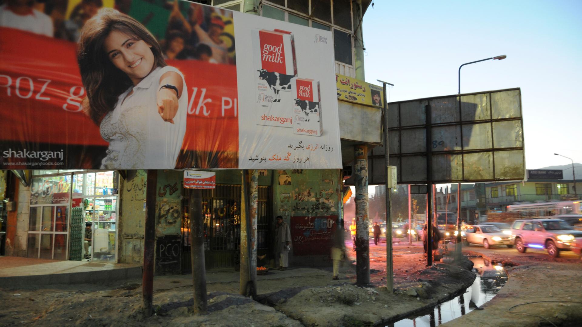 Werbung für Milch an einer Straße in Kabul