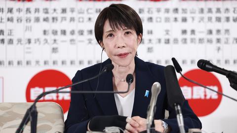 Ministerpräsidentin Sanae Takaichi im TV-Interview nach ihrem Wahlsieg. 