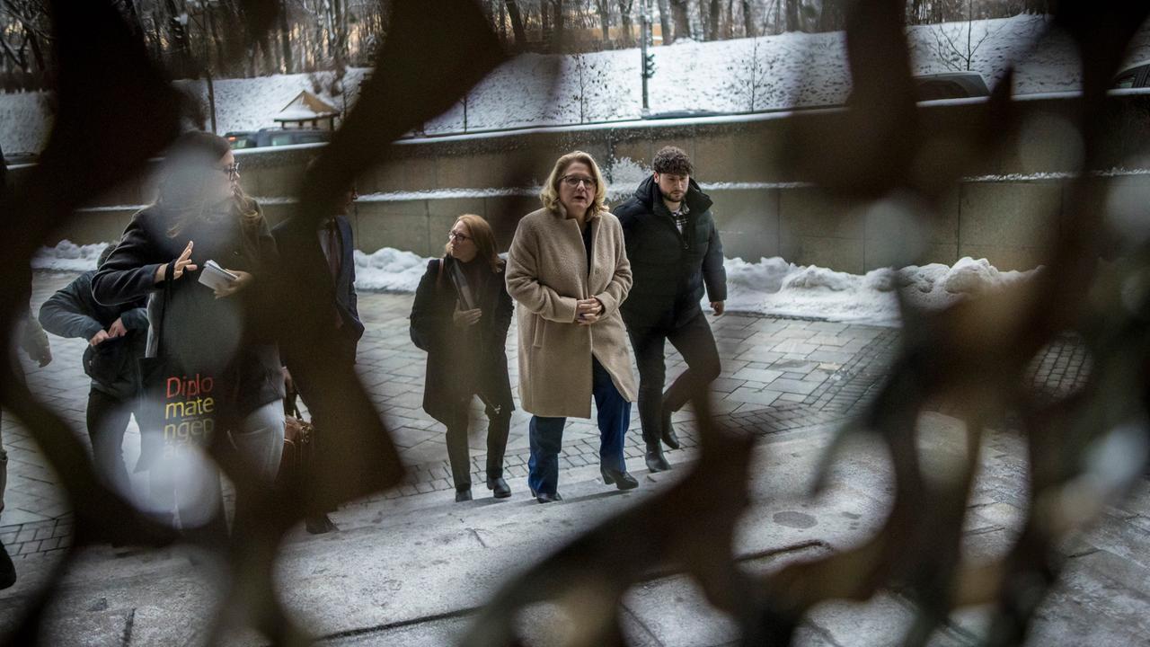 Bundesentwicklungsministerin Svenja Schulze (SPD) geht bei einem Treffen mit der ersten stellvertretenden Premierministerin und Wirtschaftsministerin, Julia Svyrydenko, eine Treppe hinauf, fotografiert durch eine Art Netz.