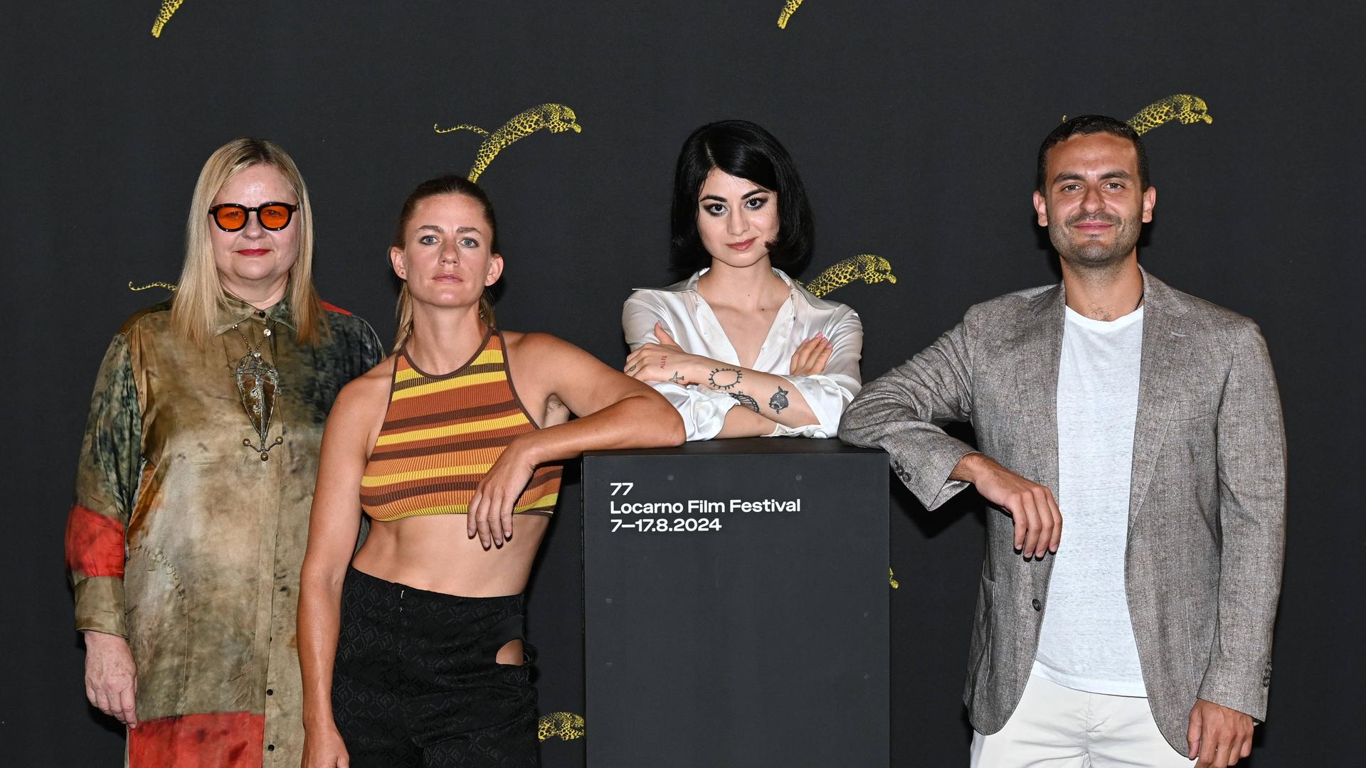 Regisseurin Kurdwin Ayub steht mit den Schauspielerinnen und Schauspielern aus ihrem Film "Mond", Florentina Holzinger, Veronika Franz und Omar Almajali vor einer Fotowand beim Filmfestival in Locarno.