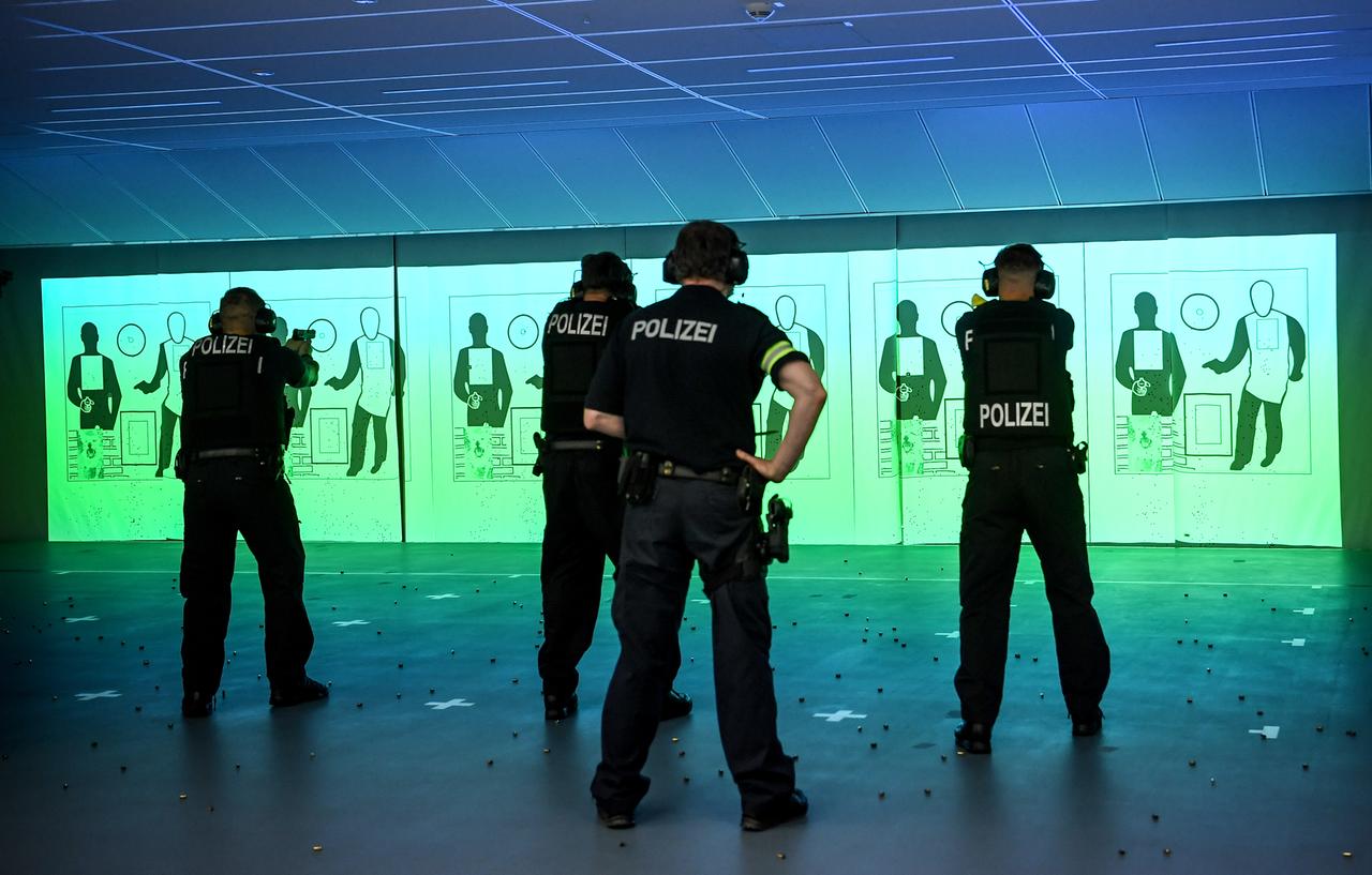 Polizeischüler bei der Schießübung in der Raumschießanlage in der Polizeiakademie.