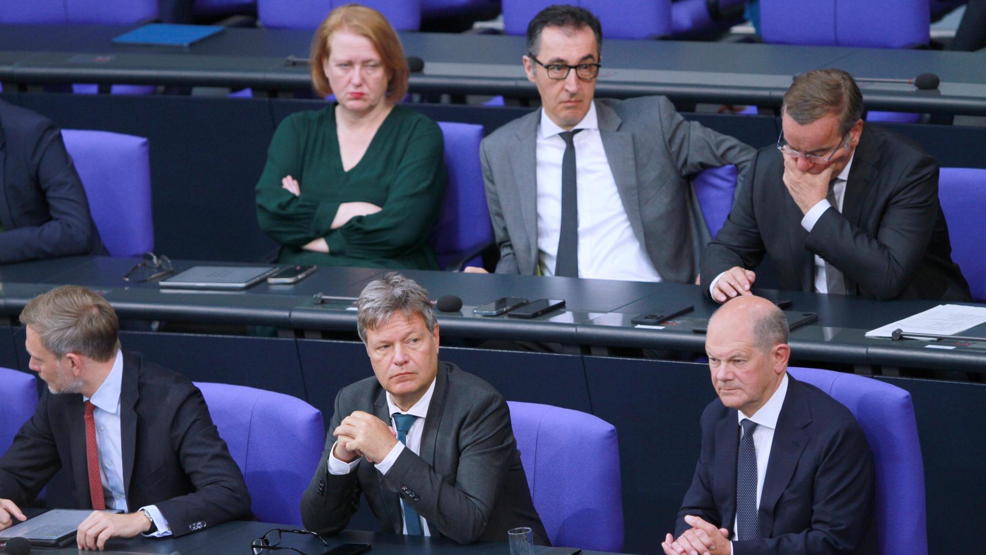 Einige Minister der Ampelregierung sitzen im Bundestag. Zu sehen sind Lisa Paus, Cem Özdemir, Boris Pistorius; In der Reihe davor: Christian Lindner, Robert Habeck und Bundeskanzler Olaf Scholz.