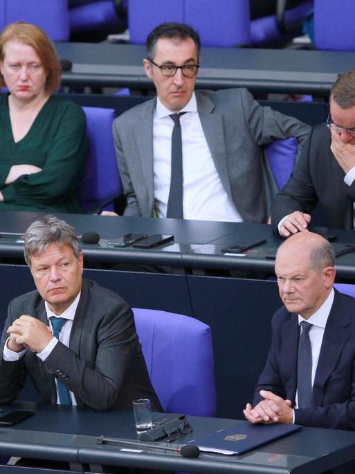 Einige Minister der Ampelregierung sitzen im Bundestag. Zu sehen sind Lisa Paus, Cem Özdemir, Boris Pistorius; In der Reihe davor: Christian Lindner, Robert Habeck und Bundeskanzler Olaf Scholz.