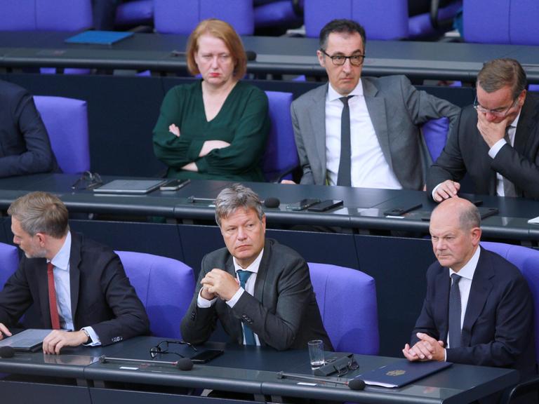 Einige Minister der Ampelregierung sitzen im Bundestag. Zu sehen sind Lisa Paus, Cem Özdemir, Boris Pistorius; In der Reihe davor: Christian Lindner, Robert Habeck und Bundeskanzler Olaf Scholz.