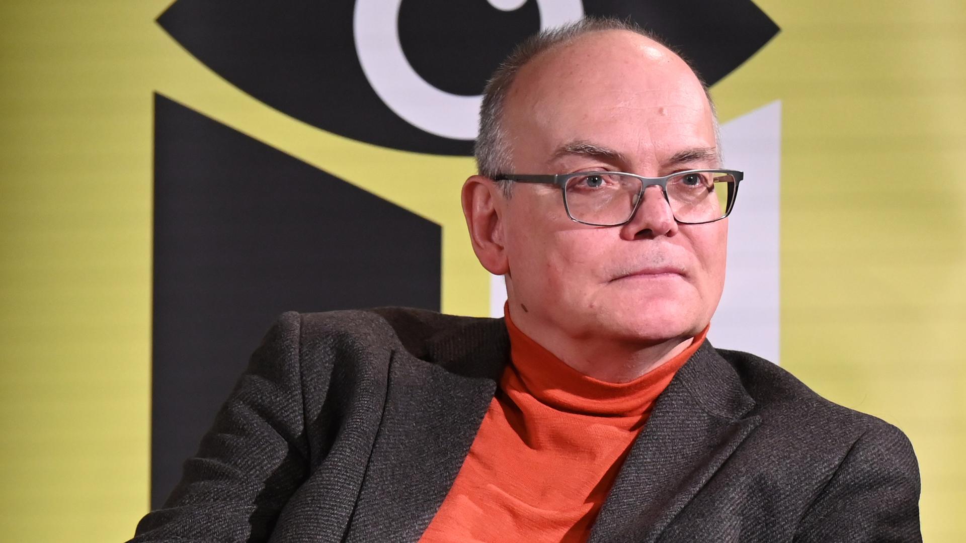 Stephan Ozsváth, Kurator des Fokusthemas «Donau - Unter Strom und zwischen Welten», sitzt bei der Programmpressekonferenz der Leipziger Buchmesse im Theater «Neues Schauspiel» in Leipzig auf der Bühne