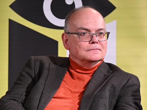 Stephan Ozsváth, Kurator des Fokusthemas «Donau - Unter Strom und zwischen Welten», sitzt bei der Programmpressekonferenz der Leipziger Buchmesse im Theater «Neues Schauspiel» in Leipzig auf der Bühne