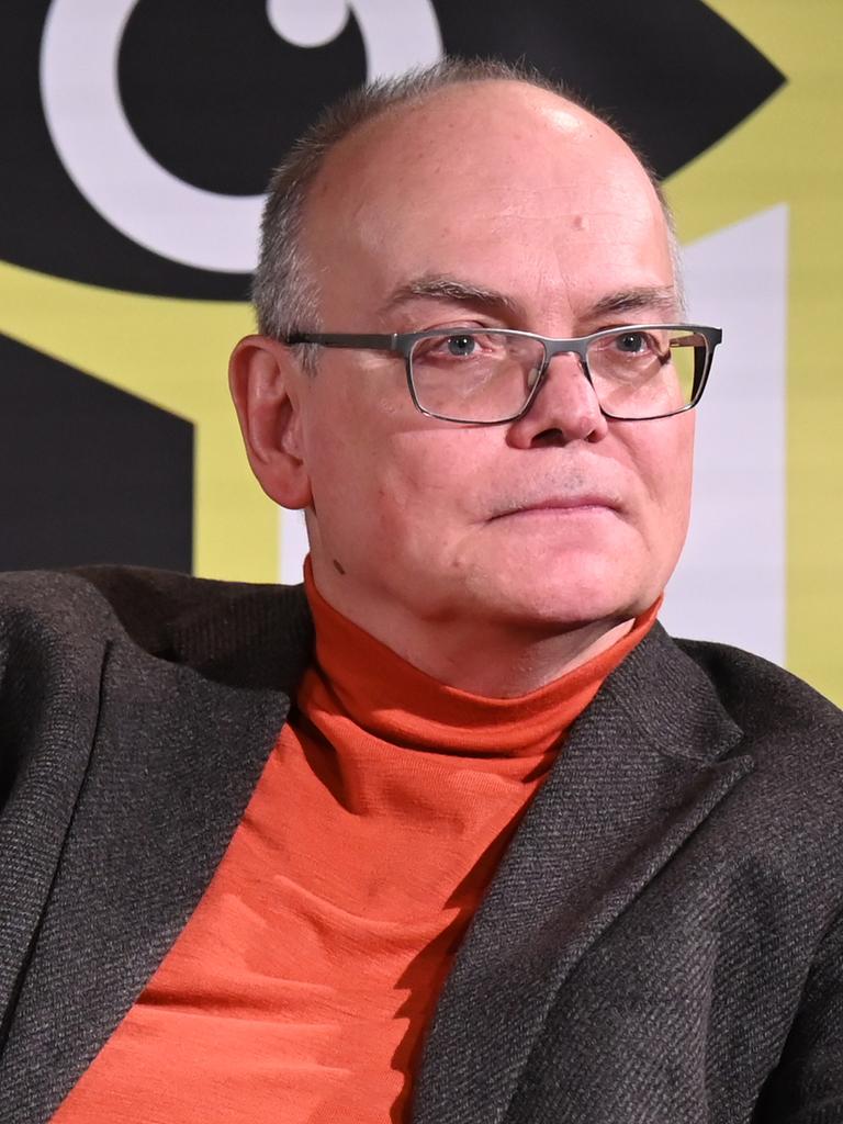 Stephan Ozsváth, Kurator des Fokusthemas «Donau - Unter Strom und zwischen Welten», sitzt bei der Programmpressekonferenz der Leipziger Buchmesse im Theater «Neues Schauspiel» in Leipzig auf der Bühne