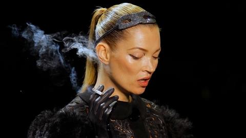Das britische Model Kate Moss raucht eine Zigarette während der Paris Fashion week 2011. 