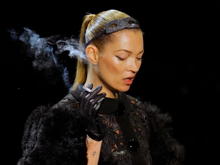 Das britische Model Kate Moss raucht eine Zigarette während der Paris Fashion week 2011. 