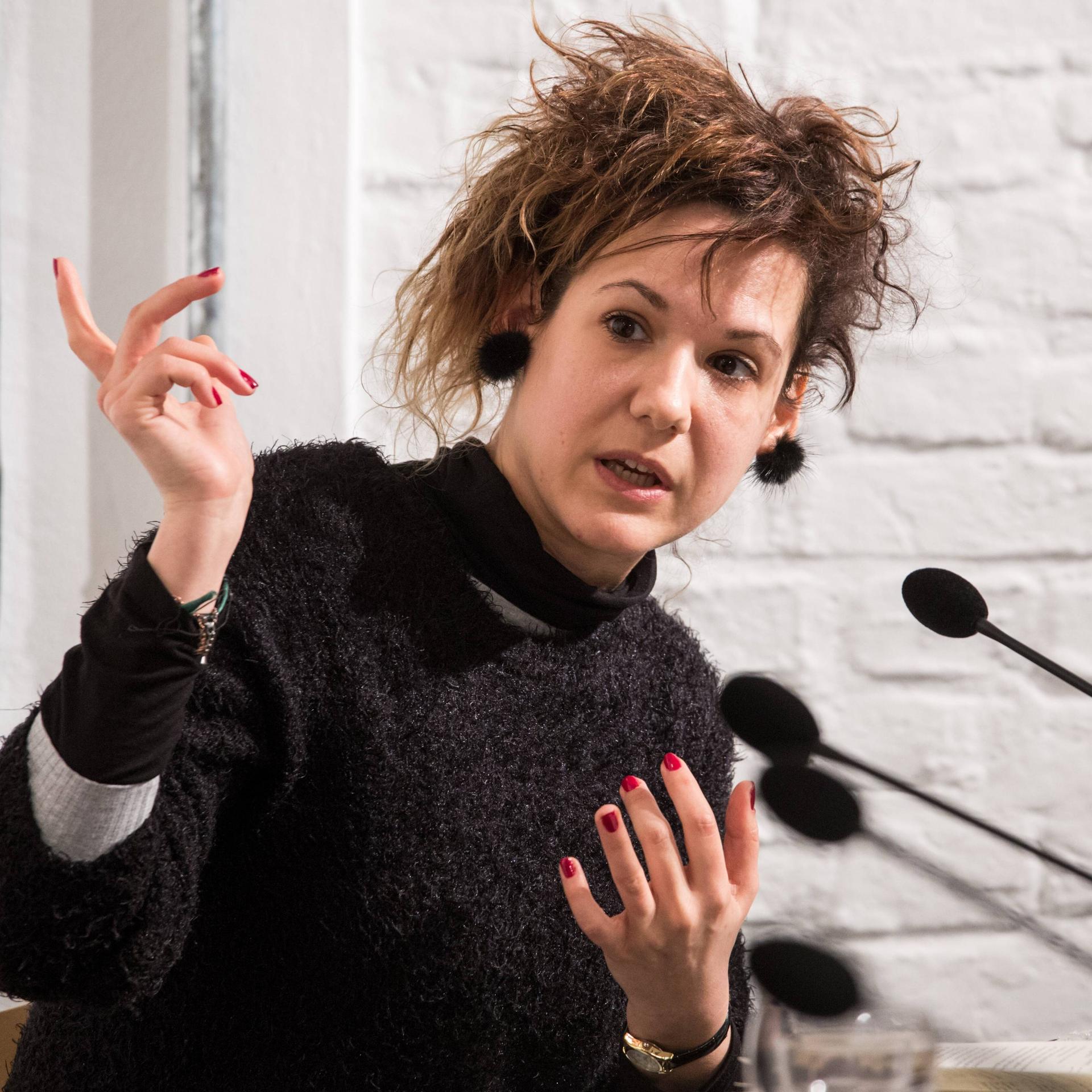 Kinga Tóth spricht auf einer Bühne bei einer Veranstaltung der Literaturwerkstatt Berlin/Haus für Poesie im Februar 2017.