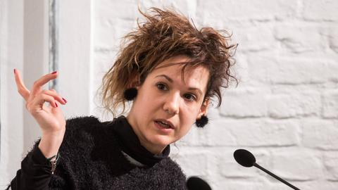 Kinga Tóth spricht auf einer Bühne bei einer Veranstaltung der Literaturwerkstatt Berlin/Haus für Poesie im Februar 2017.