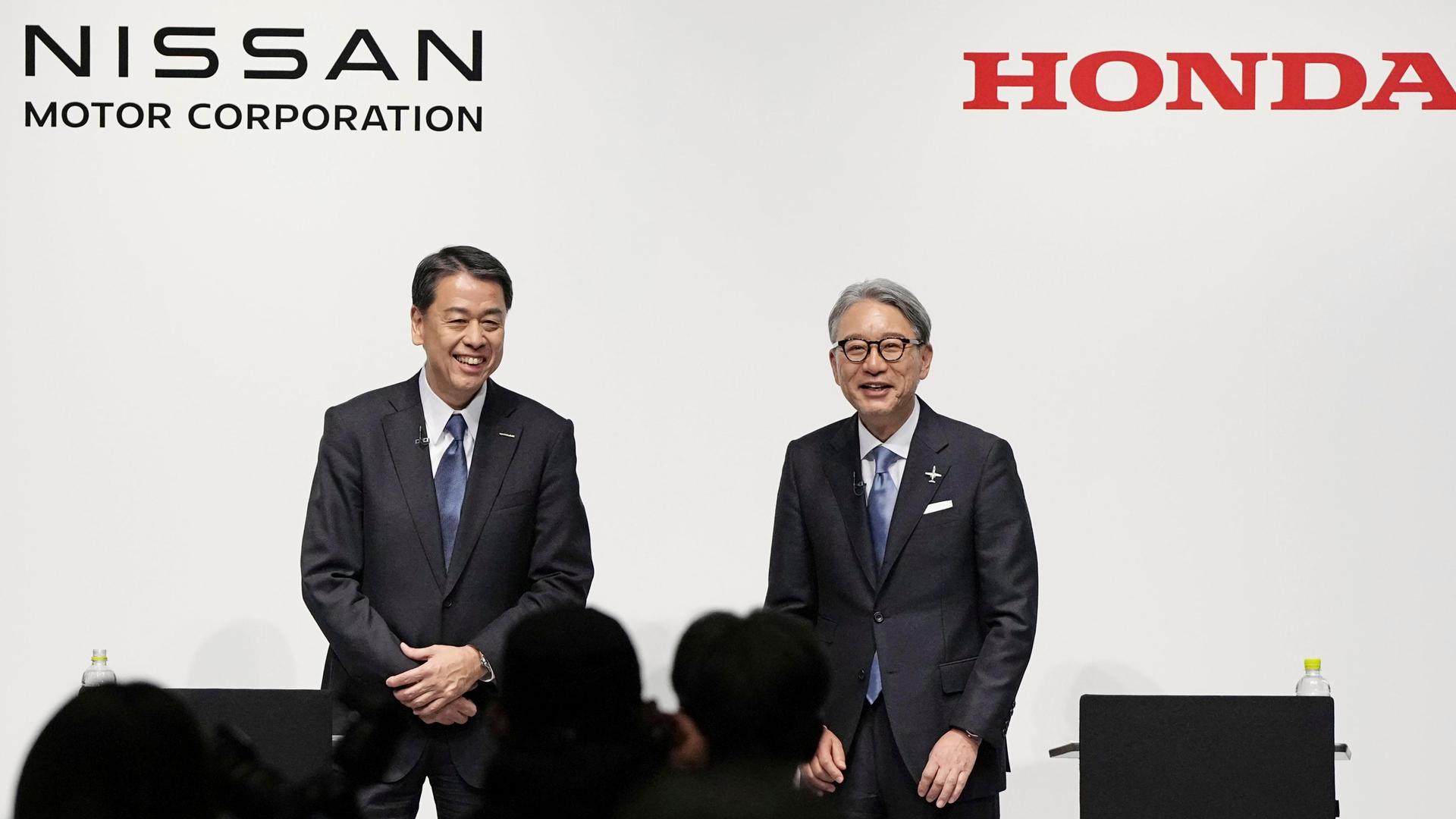 Makoto Uchida (l), Nissan-Präsident, und Toshihiro Mibe, Honda-Präsident, bei einer gemeinsamen Pressekonferenz. 