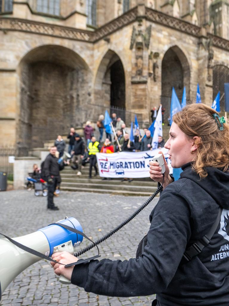 Die Junge Alternative posiert auf den Stufen des Erfurter Doms fuer ein Gruppenfoto waehrend der Demonstration der AfD unter dem Motto: Der Osten steht zusammen.