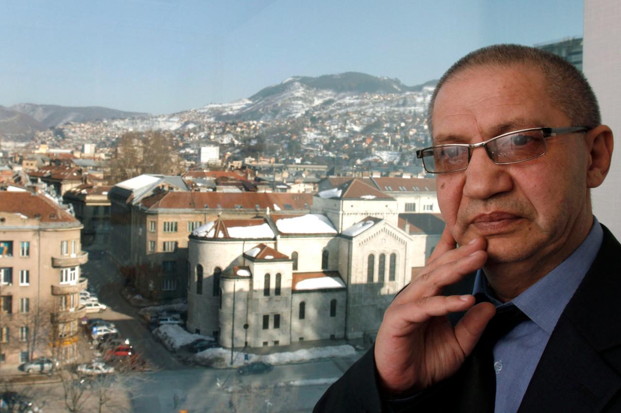 Auf diesem Foto vom Mittwoch, 7. März 2012, posiert der bosnische Roma-Aktivist Dervo Sejdic für ein Foto während eines Interviews mit Associated Press in Sarajevo, Bosnien