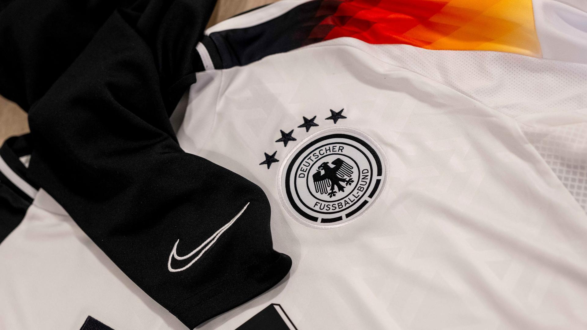 Foto eines DFB-Trikots: Der Deutsche Fussball Bund hat bekanntgegeben, dass die Partnerschaft mit Adidas 2027 endet.