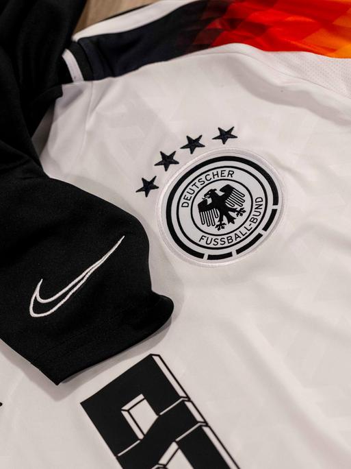 Foto eines DFB-Trikots: Der Deutsche Fussball Bund hat bekanntgegeben, dass die Partnerschaft mit Adidas 2027 endet.