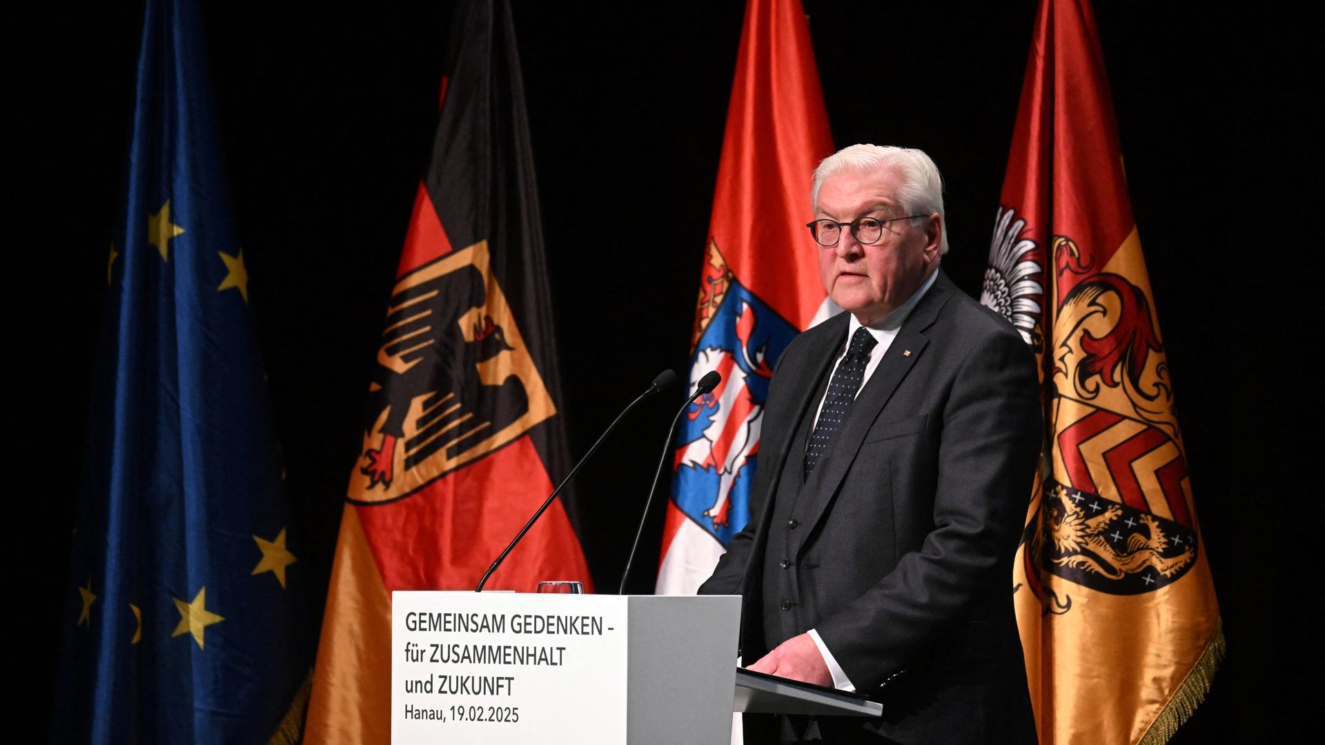 Bundespräsident Steinmeier spricht während der Gedenkzeremonie, er steht hinter einem Rednerpult.